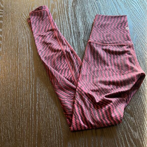 LuLu Lemon Maroon Patterned High Waisted Leggings size 4 - Picture 1 of 4